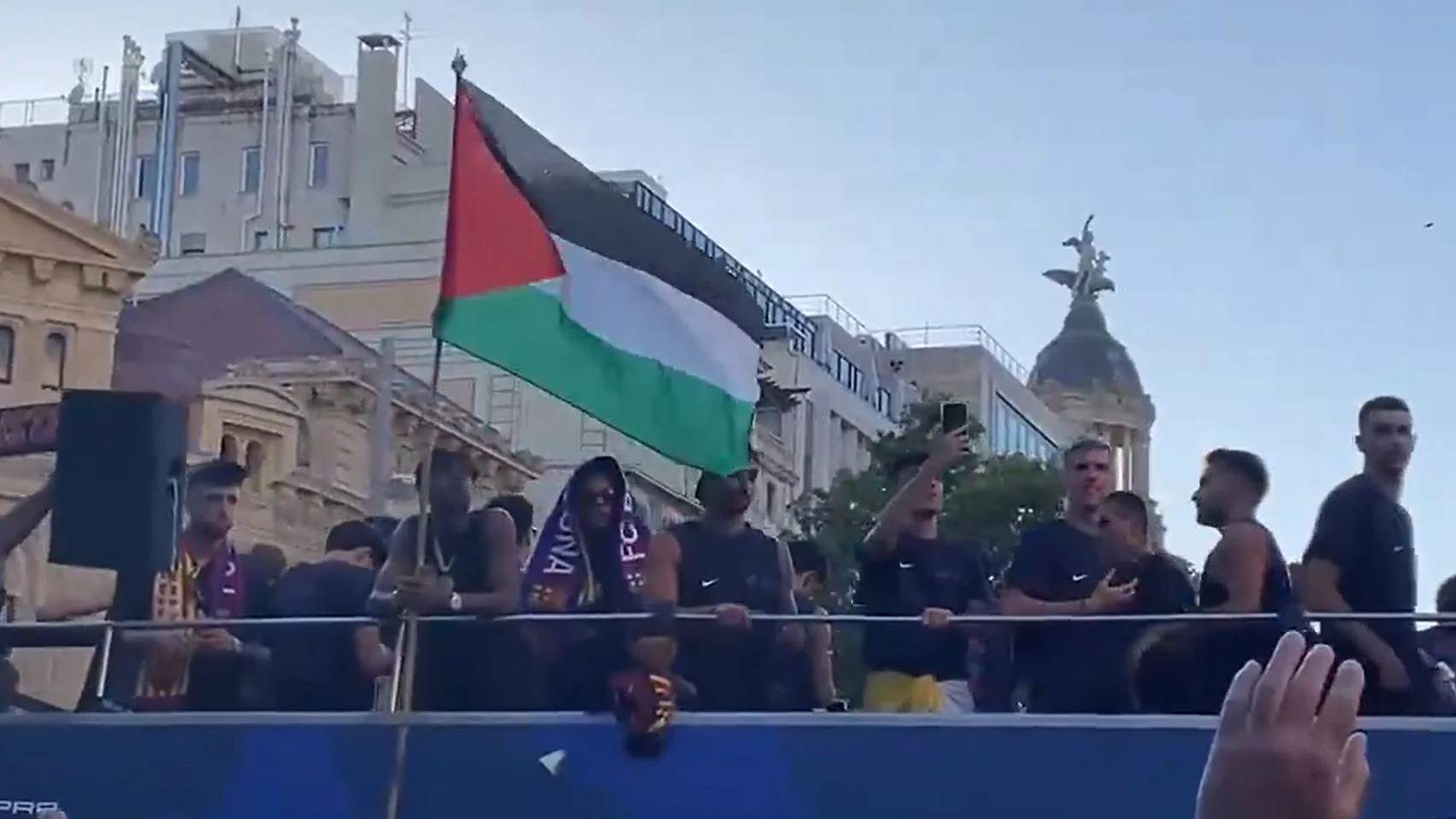 Lamine Yamal waves Palestine flag during Barcelona title celebrations