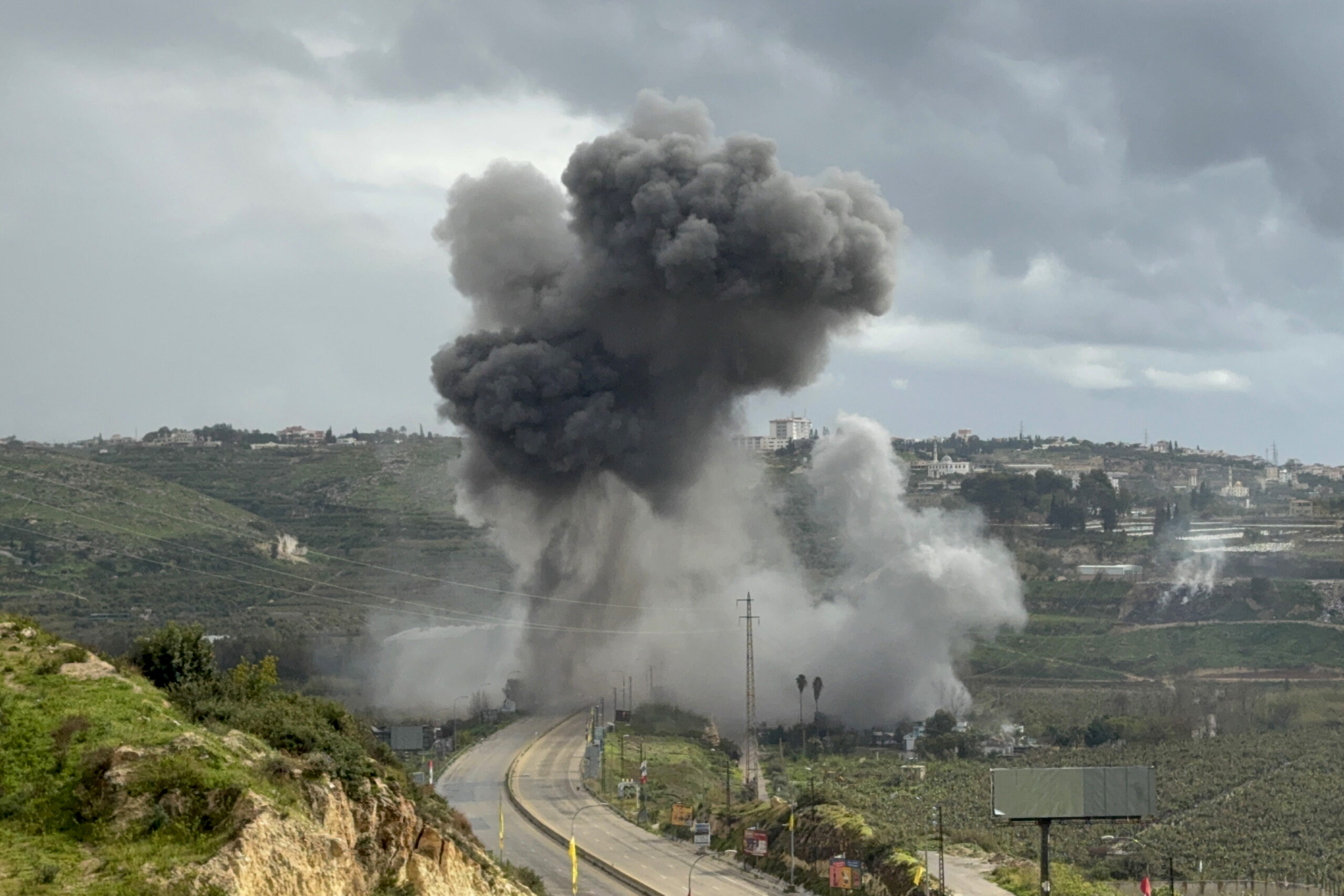Israeli army warns Lebanese civilians against returning to southern villages despite ceasefire